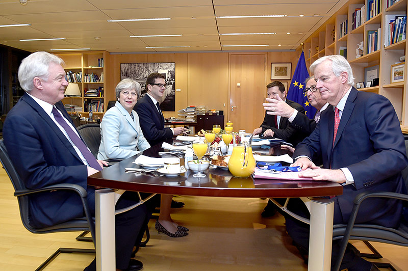 "Brexit"-Minister David Davis und die britische Premierministerin Theresa May bei EU-Kommissionspräsident Jean-Claude Juncker