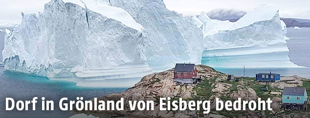 Eisberg vor dem grönländishen Dorf Innaarsuit