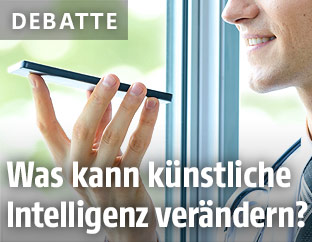 Ein Mann spricht in sein Smartphone