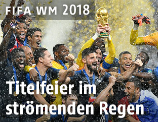 Franzosen jubeln mit Pokal im Regen