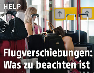 Reisende warten am Flughafen