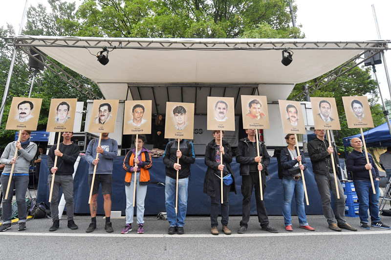© APA/dpa/Tobias Hase Demonstranten vor dem Gericht in München