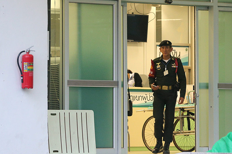 © Reuters/Athit Perawongmetha Sicherheitsbeamter am Eingang des Krankenhauses