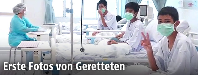 Die geretteten Burschen im Krankenzimmer