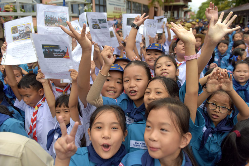 © APA/AFP/Tang Chhin Sothy Kinder mit Fotos der Burschen vor dem Krankenhaus