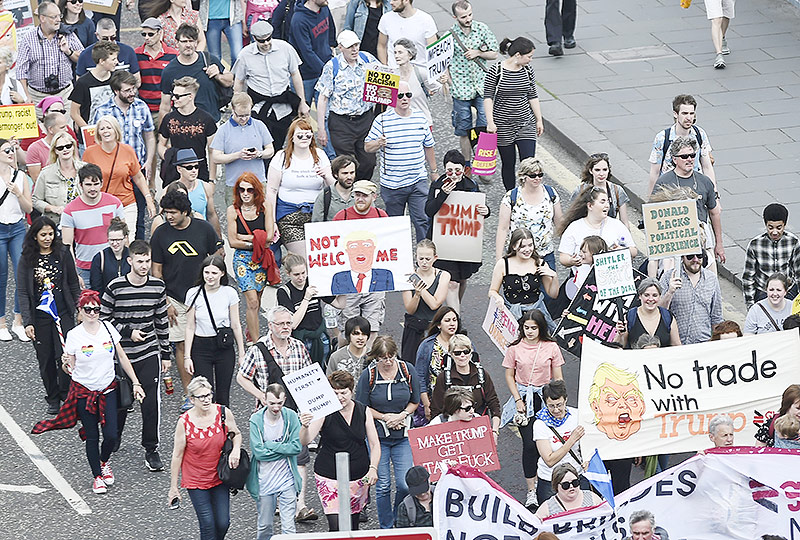 © APA/AFP/Neil Hanna Demonstranten