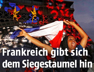 Französischer Fan vor Eiffelturm
