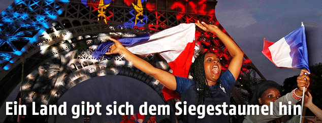 Französischer Fan vor Eiffelturm