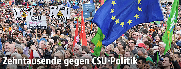 Menschen nehmen an der Demonstration "#ausgehetzt - Gemeinsam gegen die Politik der Angst" am Königsplatz in München teil