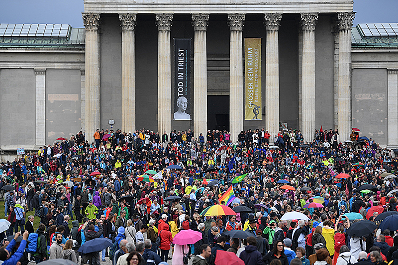 Menschen nehmen an der Demonstration "#ausgehetzt - Gemeinsam gegen die Politik der Angst" am Königsplatz in München teil