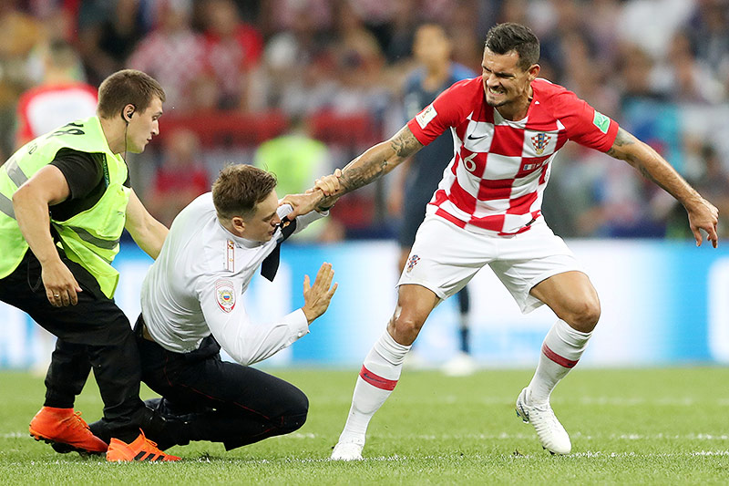 © Reuters/Carl Recine Dejan Lovren zerrt Flitzer vom Feld