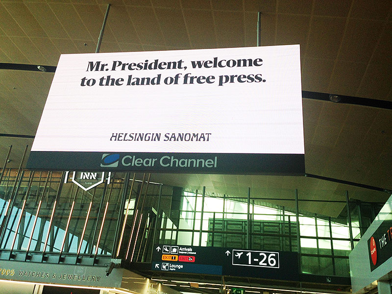© Tarja Prüss Schild am Flughafen sagt "Mr. President, welcome to the land of the free press"
