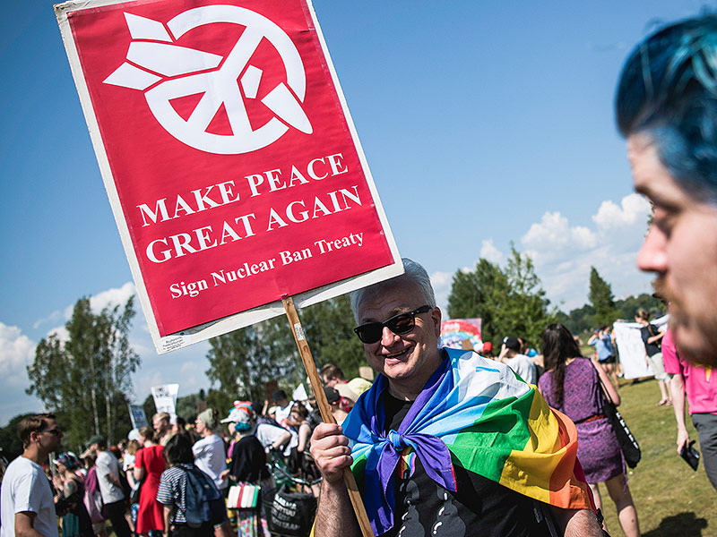 © APA/AFP/Jonathan Nackstrand Demonstrant in Helsinki mit dem Schild "Make peace great again"