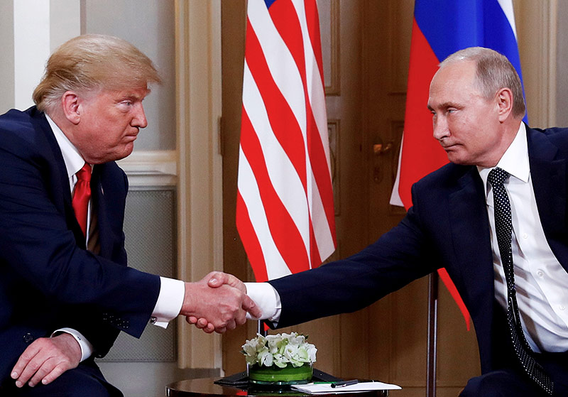 © Reuters/Kevin Lamarque US-Präsident Donald Trump und Russlands Präsident Vladimir Putin schütteln die Hände