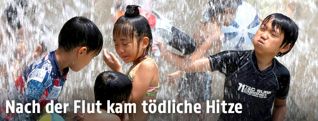 Im Wasser spielende Kinder in Tokio