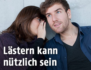Frau fl&uuml;stert Mann ins Ohr