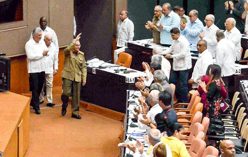 © APA/AFP/Jorge Beltran Kubas Präsident Miguel Diaz-Canel applaudiert dem ehemaligen Präsident Raul Castro