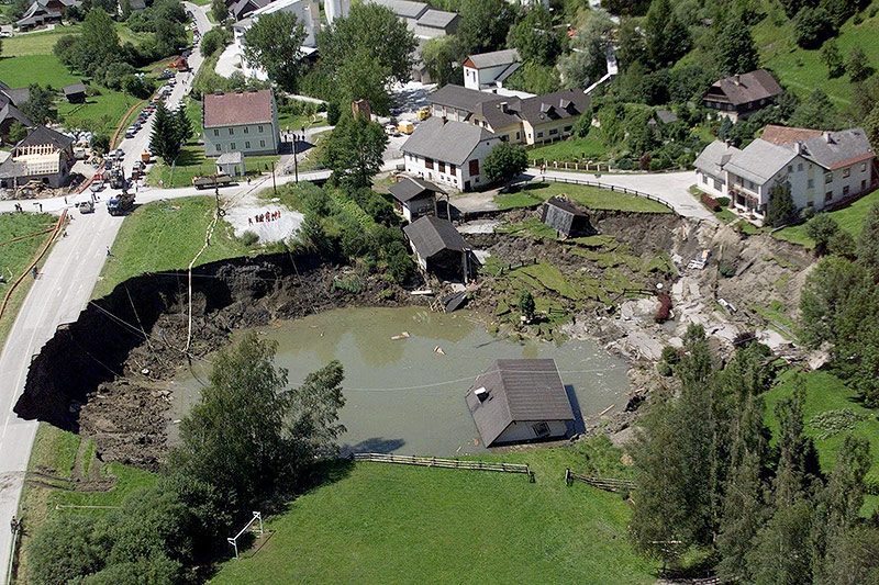 Übersicht der Unglücksstelle des eingestürzten Bergwerkstollen in Lassing, 20.07.1998