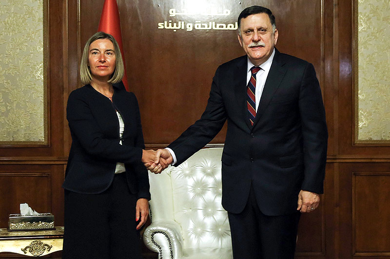 Italiens Außenministerin Federica Mogherini mit dem Libyschen Staatschef  Fajis al-Sarradsch