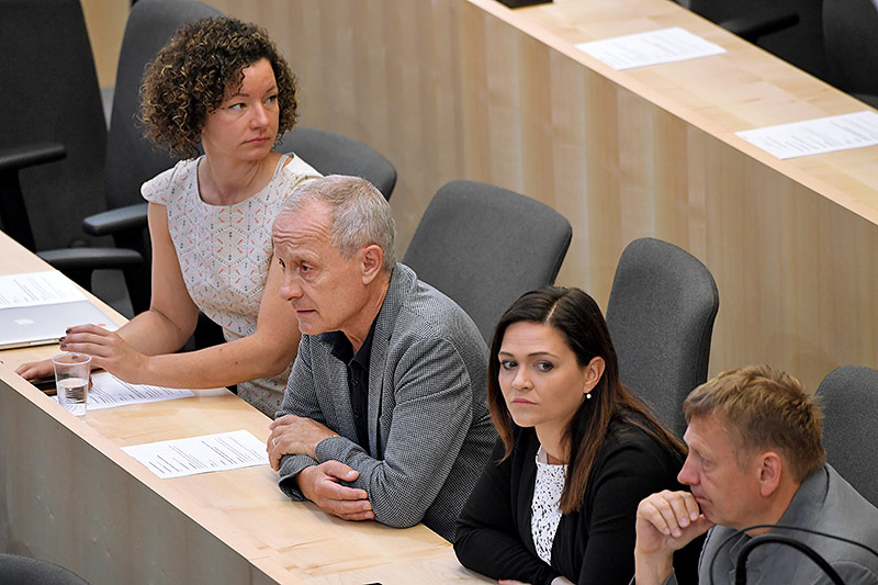 © APA/Roland Schlager Die Abgeordneten Martha Bißmann, Peter Pilz, Daniela Holzinger-Vogtenhuber und Wolfgang Zinggl