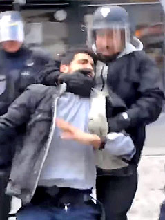 © APA/AFP/Taha Bouhafs Ein Videograb zeigt Alexandre Benalla bei einer Attacke auf einen Demonstranten