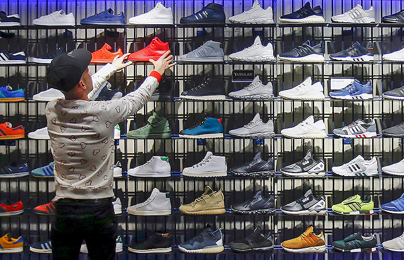 © Reuters/Hannibal Hanschke Geschäft für Sportschuhe
