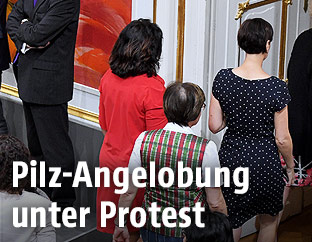 Weibliche Abgeordnete beim Verlassen des Plenarsaales aus Anlass der Angelobung von Peter Pilz im Rahmen einer Sondersitzung des Nationalrates