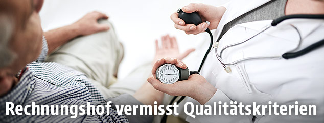 &Auml;rzti misst den Blutdruck eines Mannes