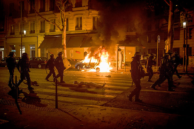 © APA/AFP/Romain Lafabregue Polizisten und ein brennendes Auto in Lyon