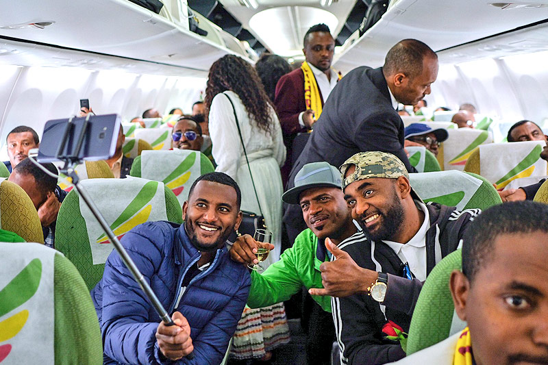 © APA/AFP/Maheder Haileselassie Tadese Auf dem ersten Flug zwischen Eritrea und Äthiopien seit zwei Jahrzehnten machen Passagiere ein Selfie