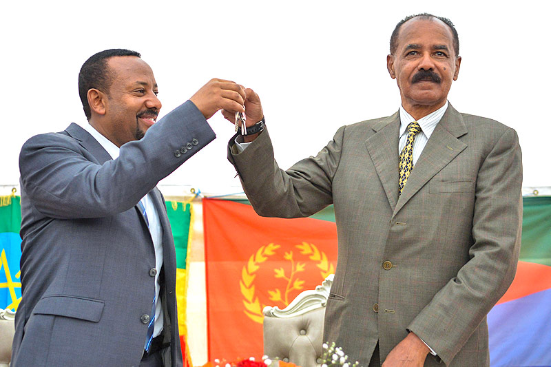 © APA/AFP/Michael Tewelde Schlüsselübergabe zwischen dem äthiopischen Premierminister Abiy Ahmed und Eritreas Präsident Isaias Afwerki
