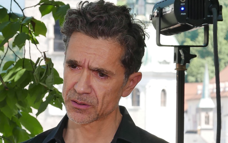 Romeo Castellucci vor der Kulisse Salzburgs