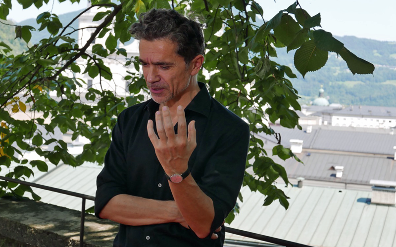 Romeo Castellucci vor Blättern beim Interview