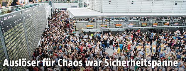 Terminal 2 in München ist überfüllt mit wartenden Fluggästen