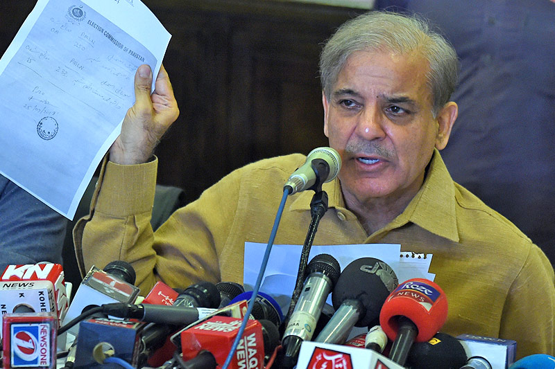 Shahbaz Sharif mit einem Dokument