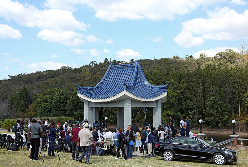 © Reuters/Siphiwe Sibeko Robert Mugbes Pavillion "Blue Roof"