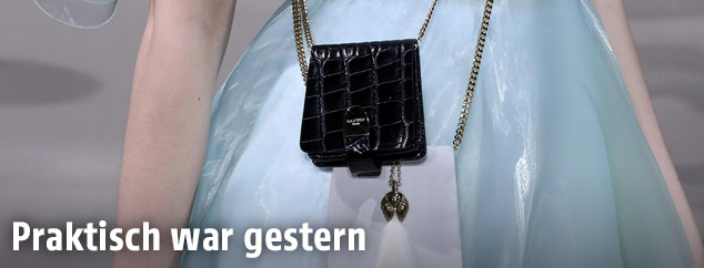 Kleine Handtasche auf einer Fashionshow