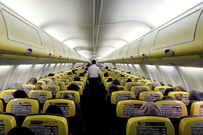 © Reuters/Stefano Rellandin Passagiere in einem Flugzeug der Ryanair