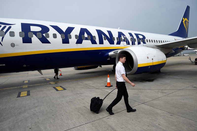 © Reuters/Clodagh Kilcoyne Pilot beim verlassen eines Ryanair Flugzeuges