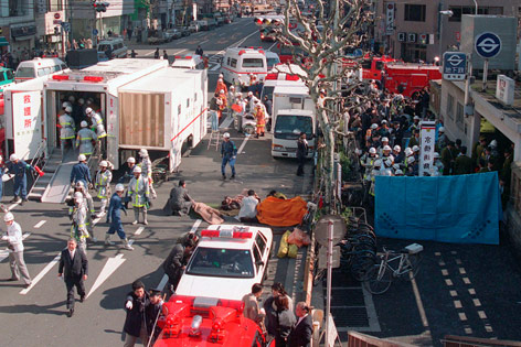 © AP/Kyodo Rettungskräfte nach dem Anschlag 1995