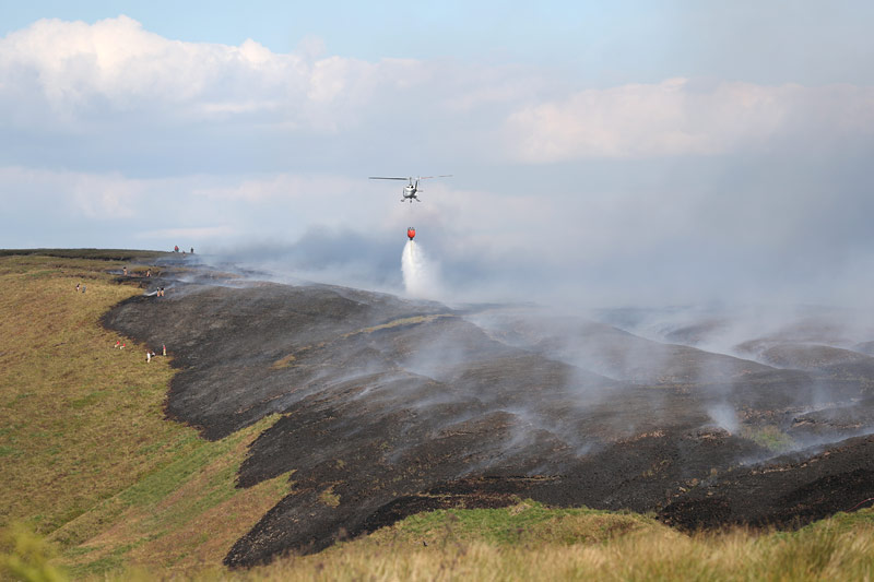 © Reuters/Jon Super Löschhubschrauber über brennendem Moor