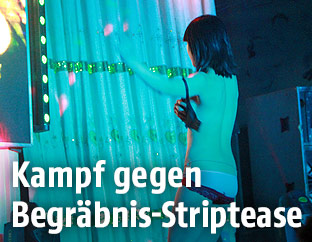 Stripperin auf einem Begräbnis