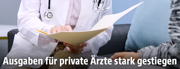 &Auml;rztin mit Patientin