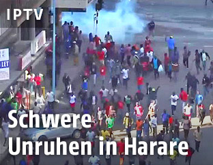 Tränengas neben Demonstranten