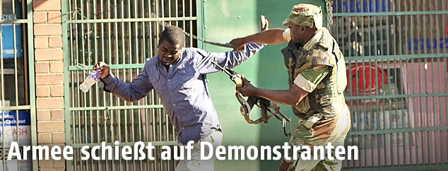 Simbabwischer Soldat mit Demonstrant