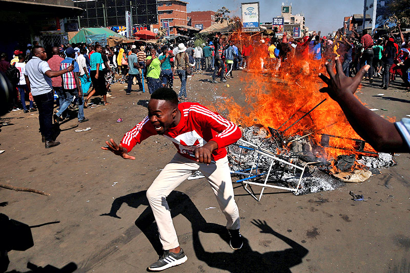 © Reuters/Siphiwe Sibeko Demonstrant neben Feuer