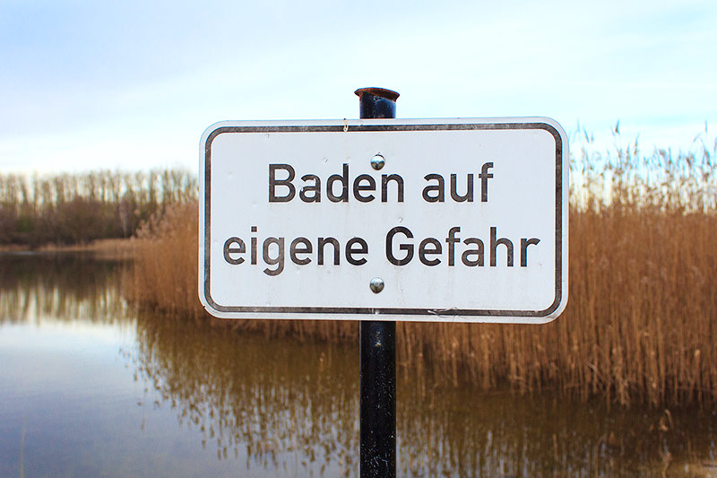 © Fotolia/hanohiki Gefahrenhinweisschild an einem See