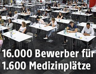 Bewerber vor Beginn des Aufnahmetests f&uuml;r die Medizinische Universit&auml;t Wien in der Messe Wien