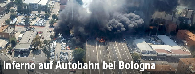 Luftaufnahme einer schwarzen Rauchsäule nach einer Explosion