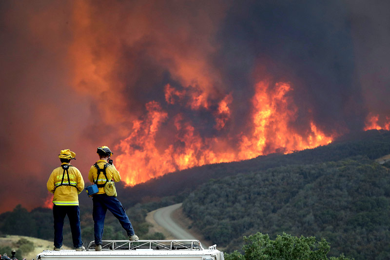 © AP/Marcio Jose Sanchez Feuwehrleute begutachten Waldbrand in Kalifornien